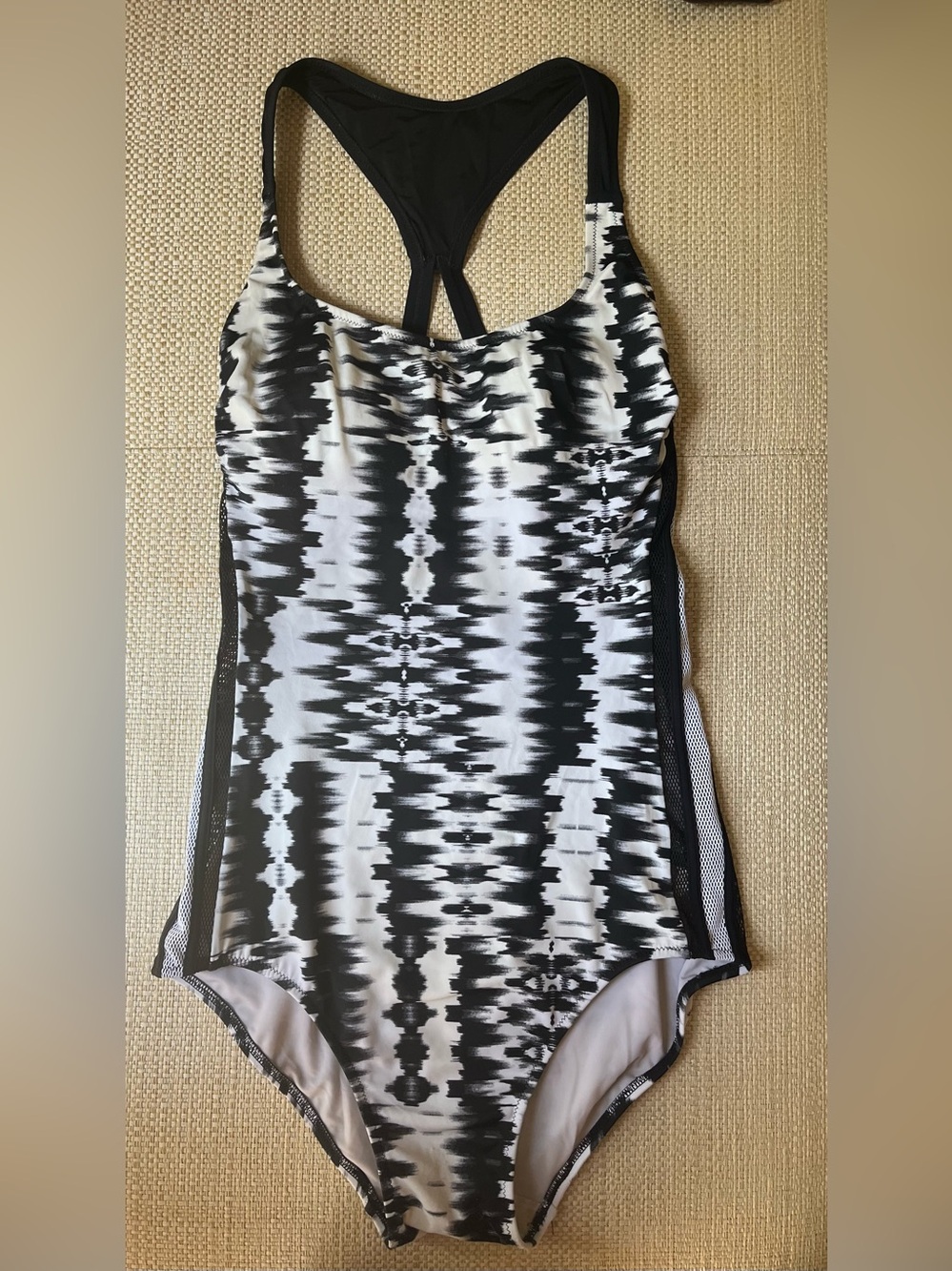 Gottex Profile White Noise Tank
Y Back One Piece
Women's Swimsuit 8